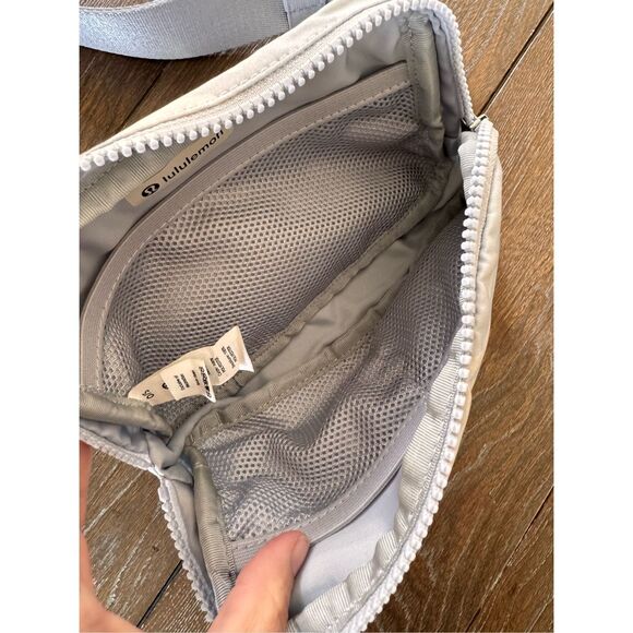 Lululemon Everywhere Belt Bag in Camo - Picture 4 of 10